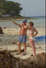 Hold jer væk fra Phuket og Koh Phi Phi, lyder det fra de thailandske turistmyndigheder. - Foto: AP 