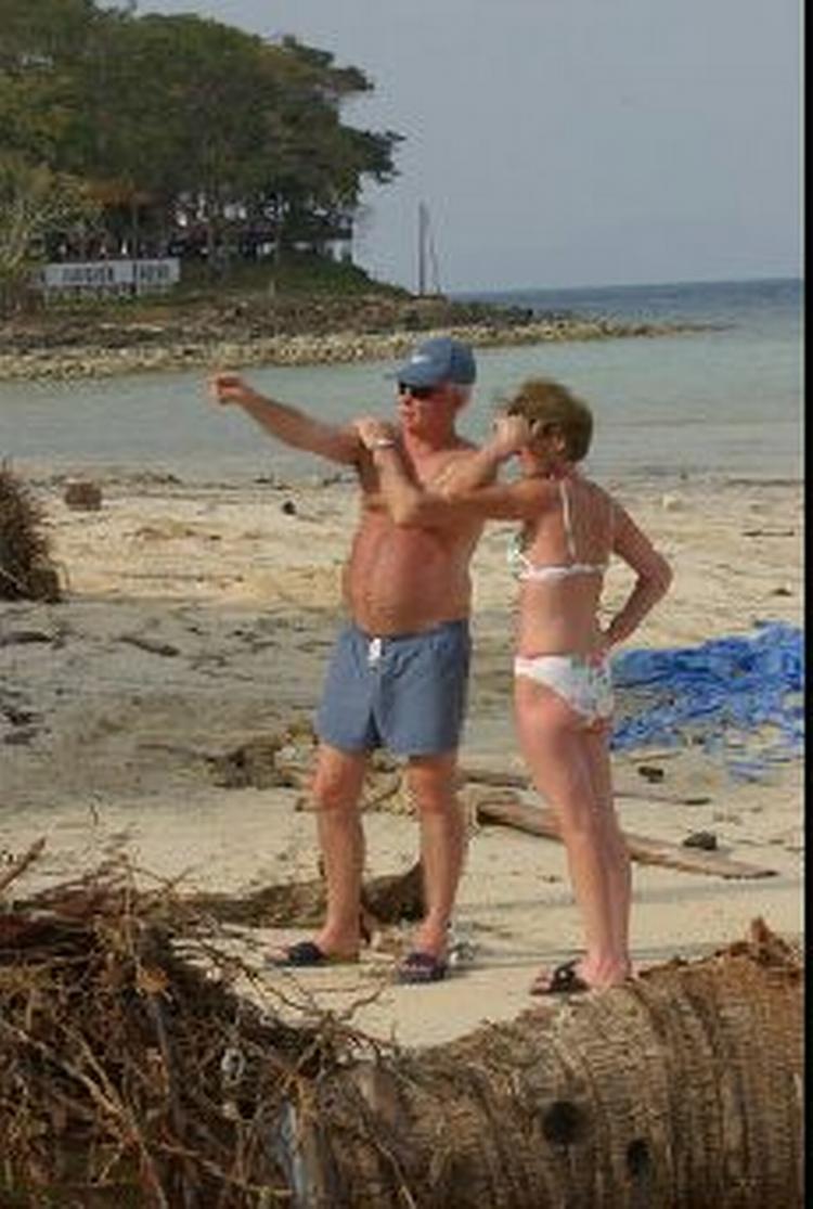 Hold jer væk fra Phuket og Koh Phi Phi, lyder det fra de thailandske turistmyndigheder. - Foto: AP 