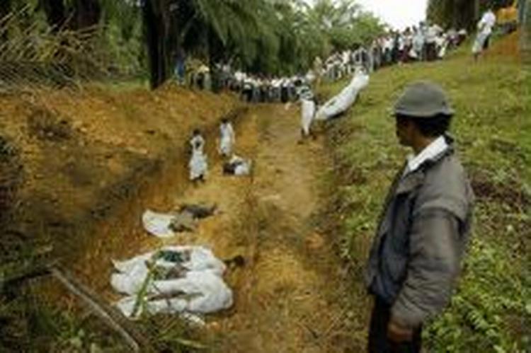 I Sri Lanka har man travlt med at begrave de døde for at undgå smittespredning. - Foto: AP 