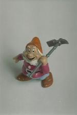 I stedet for levende skuespillere har et tysk teater udskiftet flere af dværgene med dukker. - Foto: Jakob Carlsen 