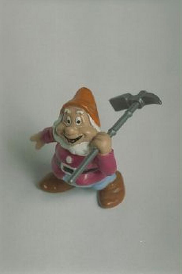 I stedet for levende skuespillere har et tysk teater udskiftet flere af dværgene med dukker. - Foto: Jakob Carlsen 