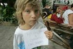 Karl Nilsson blev fundet alene i et buddhistisk tempel. Nu er han sammen med en svensk familie. Hans egen er borte. - Foto: AP 