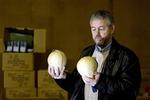 En enkelt krysantemumbombe kan splitte et parcelhus ad, fortæller vicepolitikommissær Henning Petersen fra Odense politi.   Foto: Lars Skaaning 