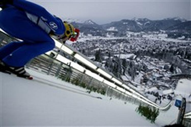 Finlands Janne Ahonen i dyb koncentration under gårsdagens kvalifikation i Tyskland. 23-årige Andreas Bjelke Nygaard nøjes med at følge med i tv. - Foto: AP 