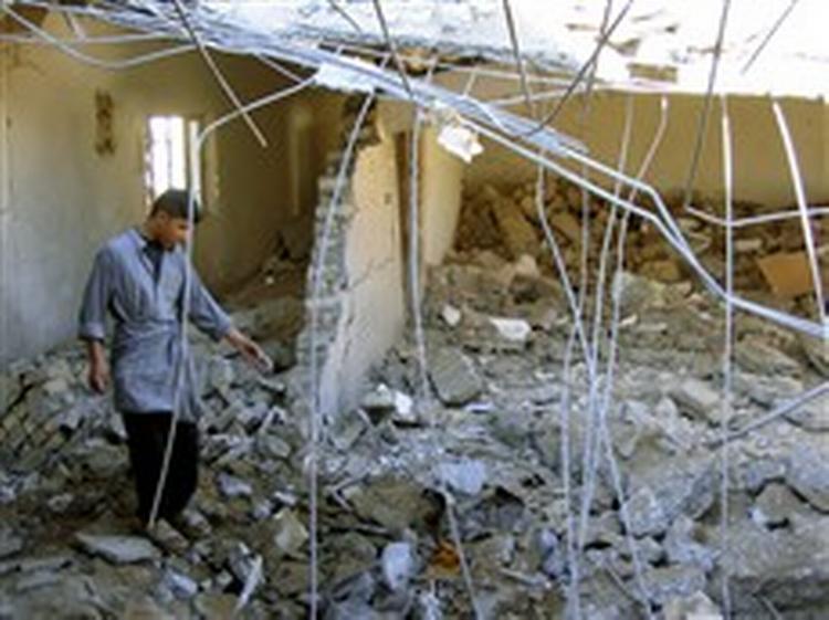 Den udbombede politistation i Mukashifa syd for Tikrit, hvor angriberne dræbte 12 betjente.   Foto: Bassem Daham/AP 