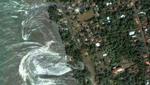 Kystlinjen ved byen Kalutare på Sri Lanka , da flodbølgerne slår mod land 26. december 2004. - Foto: AP 
