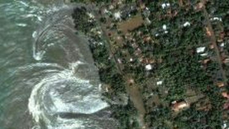 Kystlinjen ved byen Kalutare på Sri Lanka , da flodbølgerne slår mod land 26. december 2004. - Foto: AP 