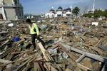 Man finder fortsat mange lig i Banda Aceh, hovedstaden i den hårdt ramte indonesiske provins Aceh. - Foto: AP 