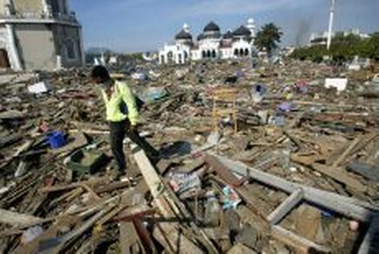 Man finder fortsat mange lig i Banda Aceh, hovedstaden i den hårdt ramte indonesiske provins Aceh. - Foto: AP 