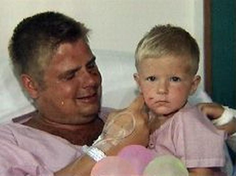 Hannes er nu blevet genforenet med sin far. - Foto: AP 