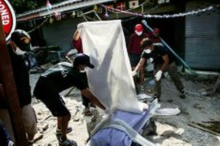 Redningsarbejdere har travlt på tropeøen Koh Phi Phi med at fjerne de døde. - Foto: Martin Lehmann 