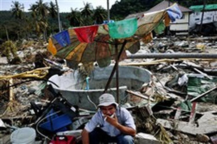 På Thailands Phi-Phi-øer, som er et yndet feriested for blandt andre skandinaver, er ødelæggelserne enorme, og der ligger stadig mange lig på stranden og i gaderne.   Foto: Matin Lehmann 