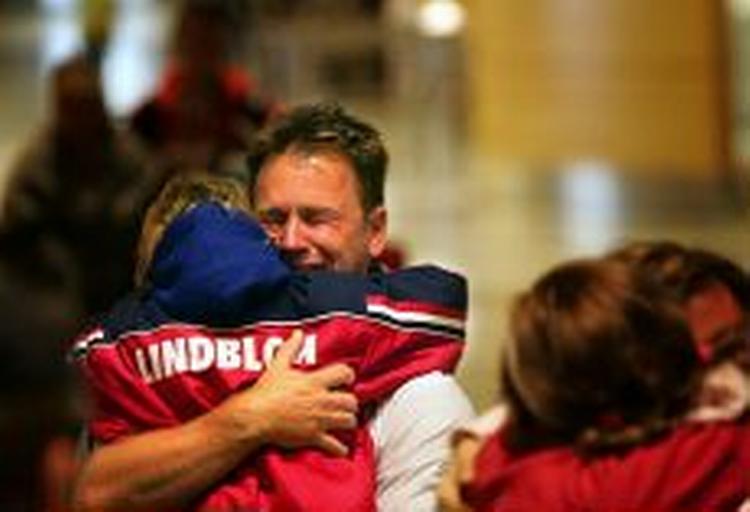 Claes Lindblom (i midten) bliver omfavnet af familien efter hjemkomsten fra katastrofeområdet i Phuket i Thailand. - Foto: APA! 