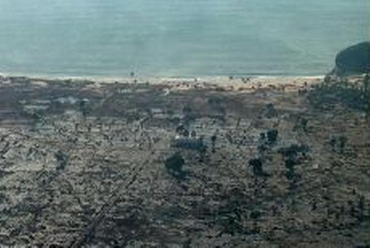 Moskéen er blandt de eneste bygninger, der endnu står i en bydel i Banda Aceh. Soldater i byen er i fuld gang med at grave massegrave til ofrene. - Foto: AP 