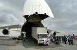 En lastbil med nødhjælp bliver læsset ud af et transportfly i Sri Lanka. - Foto: AP 