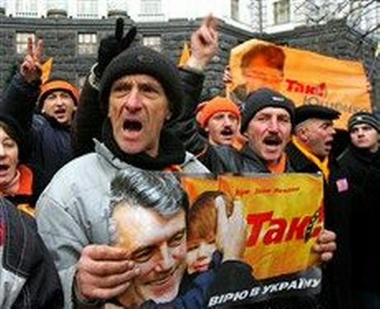 Lederen af den 'orange revolution' Viktor Jusjtjenko har erklæret sig som vinder. 