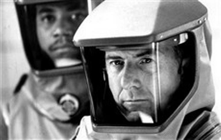 Dustin Hoffman i rollen som udsendt læge under en epidemi. Trods lighedspunkter med den aktuelle tragedie i Asien valgte TV 2 at lade filmen rulle.   Foto: Warner 