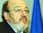 Louis Michel foretrækker en langsigtet nødhjælpsplan. - Arkivfoto: AP 