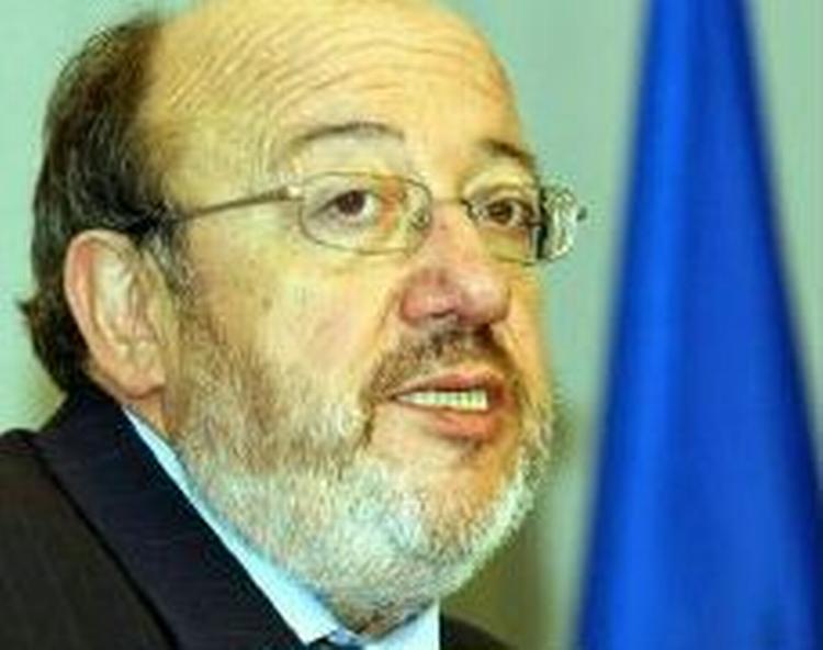 Louis Michel foretrækker en langsigtet nødhjælpsplan. - Arkivfoto: AP 