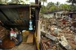 En mand har bygget sig et skur som midlertidig bolig i den raserede by Hikaduwa i Sri Lanka. - Foto: AP 