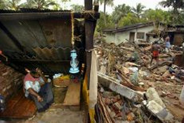 En mand har bygget sig et skur som midlertidig bolig i den raserede by Hikaduwa i Sri Lanka. - Foto: AP 