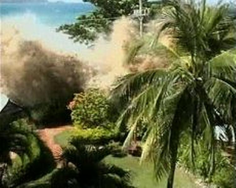 Stillbillede fra amatøroptagelse af flodbølgen, der rammer et hotelområde i Phuket, Thailand. - Foto: AP 