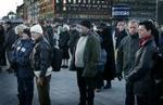 Folk på Rådhuspladsen markerer to minutters stilhed til ære for ofrene for naturkatastrofen i Sydøstasien. Få gader væk deltog 1.200 personer i den officielle mindegudstjeneste. - Foto: Søren Schnoor 
