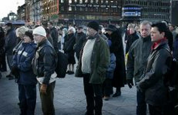 Folk på Rådhuspladsen markerer to minutters stilhed til ære for ofrene for naturkatastrofen i Sydøstasien. Få gader væk deltog 1.200 personer i den officielle mindegudstjeneste. - Foto: Søren Schnoor 
