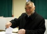 Præsident Stipe Mesic stemmer i hovedstaden Zagreb. Ifølge en exitpoll har han vundet valget i Kroatien allerede i første valgrunde, - Foto: AP 