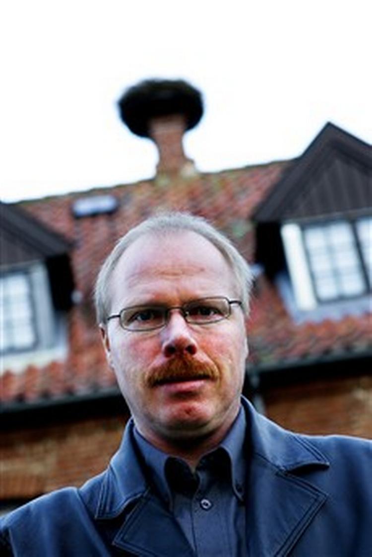 I sin fritid tæller museumsinspektør Hans Skov individer, indtegner trækruter og ringmærker unger af de store, hvide langturs-flyvere   Foto: Rasmus Baaner 