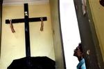 Flodbølgen kom midt under julemessen i Skt. Marias Kirke i Matara i det sydlige Sri Lanka. Den dræbte 20 kirkegængere og en nonne og efterlod kun armene af Jesusfiguren på korset. - Foto: Jakob Ehrbahn 