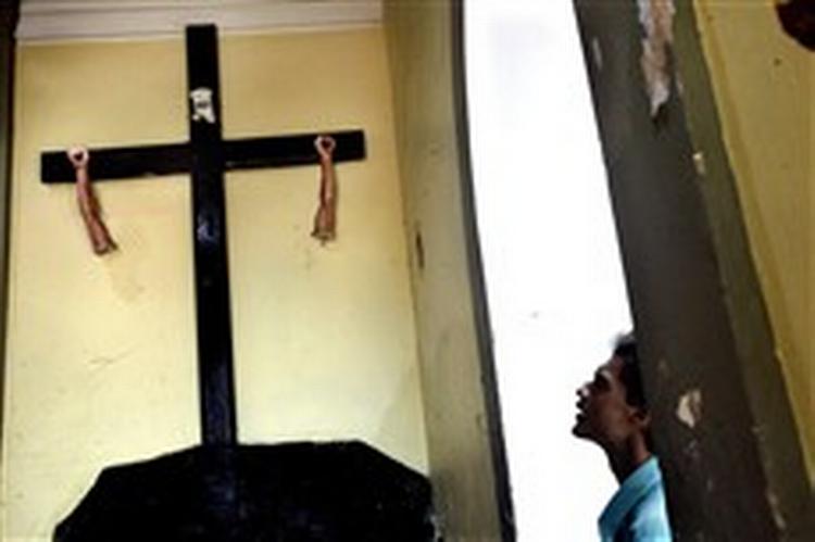 Flodbølgen kom midt under julemessen i Skt. Marias Kirke i Matara i det sydlige Sri Lanka. Den dræbte 20 kirkegængere og en nonne og efterlod kun armene af Jesusfiguren på korset. - Foto: Jakob Ehrbahn 