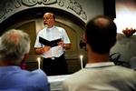 »Det er nogle svære ting«, siger sømandspræsten Hans Vestergaard Jensen, som allerede dagen efter flodbølgen på eget initiativ fløj til Phuket for at støtte de pårørende. Her holder han en gudstje 
