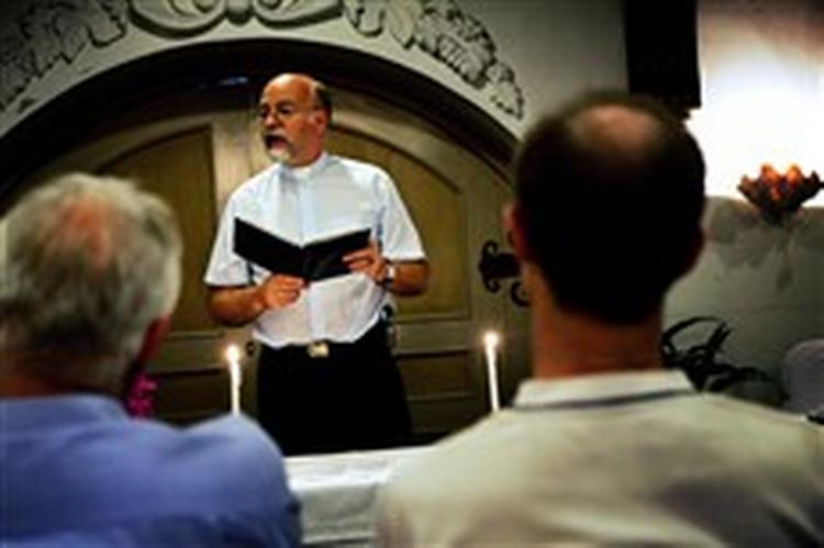 »Det er nogle svære ting«, siger sømandspræsten Hans Vestergaard Jensen, som allerede dagen efter flodbølgen på eget initiativ fløj til Phuket for at støtte de pårørende. Her holder han en gudstje 
