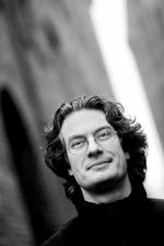 GODE GAMLE DAGE. Vi mennesker har tabt selvtilliden. For i dag skal man selv vælge sin identitet, i modsætning til vores bedsteforældre, der fik udleveret deres, er et af budskaberne i Henrik Dahls nye bog.   Foto: Thomas Borberg 