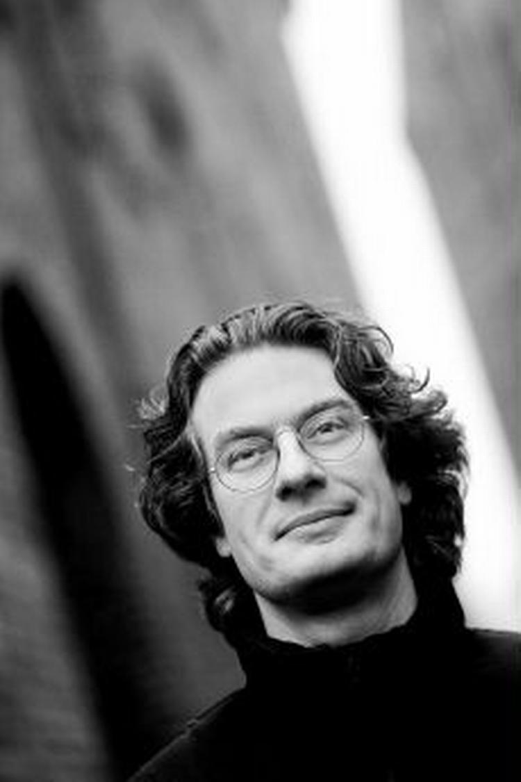 GODE GAMLE DAGE. Vi mennesker har tabt selvtilliden. For i dag skal man selv vælge sin identitet, i modsætning til vores bedsteforældre, der fik udleveret deres, er et af budskaberne i Henrik Dahls nye bog.   Foto: Thomas Borberg 