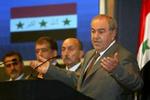 Iraks premierminister Iyad Allawi var muligvis målet for en selvmordsbomber som dræbte mindst to. - Foto: AP 