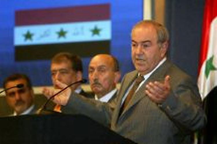 Iraks premierminister Iyad Allawi var muligvis målet for en selvmordsbomber som dræbte mindst to. - Foto: AP 