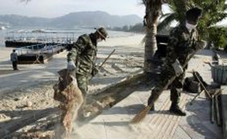 Thailandske soldater finder stadig døde efter katastrofen. De seneste opgørelser viser, at 69 danskere stadig er savnet. - Foto: AP 