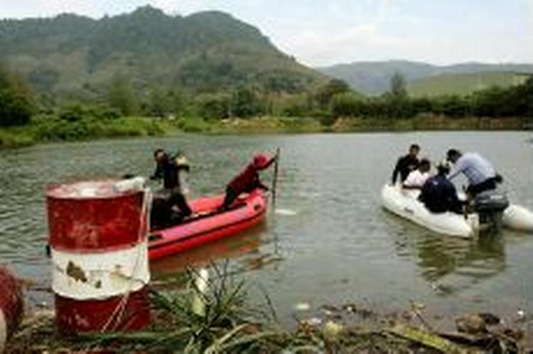 Redningsfolk undersøger en sø i Thailand for lig. - Foto: Martin Lehmann 