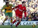 Norwich' Darren Huckerby på jagt efter Liverpools Antonio Nunez. - Foto: AP 