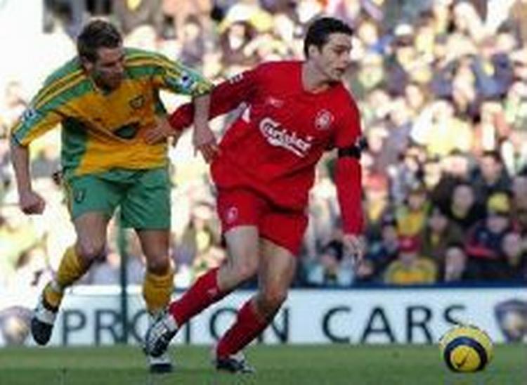 Norwich' Darren Huckerby på jagt efter Liverpools Antonio Nunez. - Foto: AP 