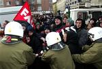 Omkring 400 demonstranter forsøgte mandag at storme et arbejdsformidlingskontor i Berlin i protest over en ny arbejdsmarkedsreform. - Foto: AP 