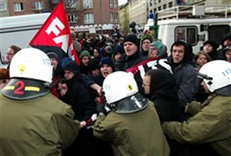 Omkring 400 demonstranter forsøgte mandag at storme et arbejdsformidlingskontor i Berlin i protest over en ny arbejdsmarkedsreform. - Foto: AP 