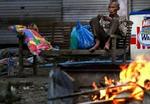 I byen Banda Aceh, Sumatra, hviler en mand sig efter at have samlet ting til at lave sig et midlertidigt hjem.   Foto: Finn Frandsen 