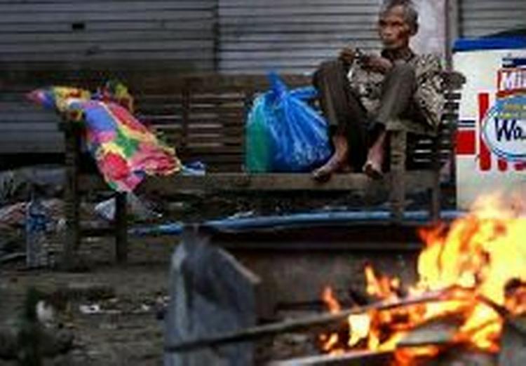 I byen Banda Aceh, Sumatra, hviler en mand sig efter at have samlet ting til at lave sig et midlertidigt hjem.   Foto: Finn Frandsen 