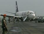 Ingen mennesker kom til skade ved ulykken, men flyet blokerer for indflyvning til Banda Aceh-lufthavnen. - Foto: AP 