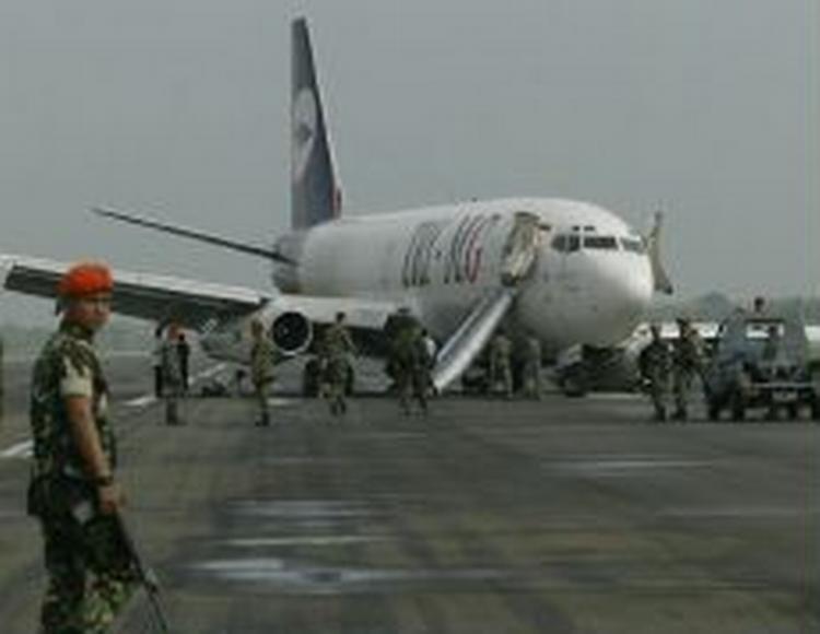 Ingen mennesker kom til skade ved ulykken, men flyet blokerer for indflyvning til Banda Aceh-lufthavnen. - Foto: AP 