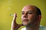LANG VEJ NED. Nick Hornby, der har fået filmatiseret tre af sine romaner, udsender i 2005 bogen  A Long Way Down  om fire mennesker, som mødes på toppen af et højhus.   Arkivfoto: Ole Frederiksen 