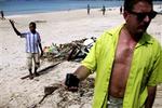 Jesper Thamm på stranden ved Patong. Familiens børn vil ikke bade mere af frygt for at støde på lig, men at familien ikke selv er ramt af katastrofen. Derfor mener han, at det »går nok« at fortsætte ferien i Thailand. 